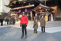  Stopping by at a shrine where a bunch of people were there to make donations.