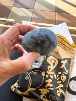  Owakudani's specialty, the black boiled eggs, are delicious.
